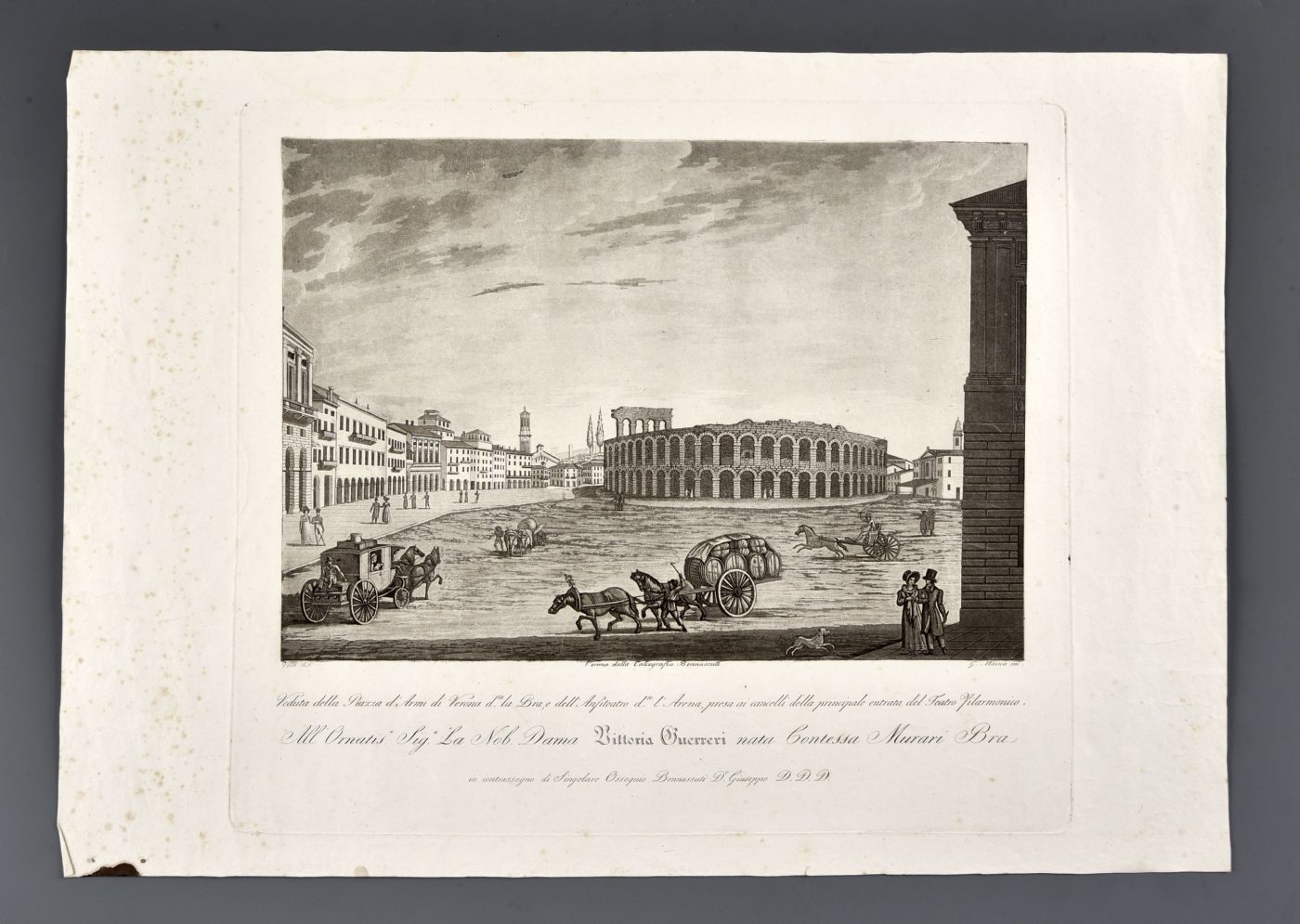 Bennassuti Giuseppe  " Veduta Piazza d'armi di Verona detta la Bra e dell'anfiteatro detto L'Arena presa ai cancelli della principale entrata del Teatro Filarmonico